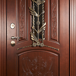 Дверь с коваными элементами и с накладками из натурального дерева, оснащённая итальянскими замками высшей степени защиты.