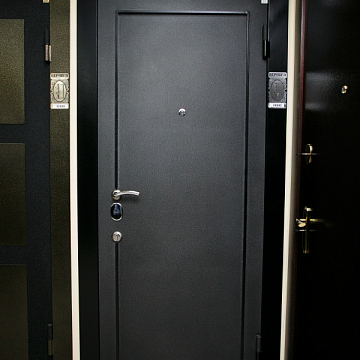 Дверь Стандарт-класса с 2 замками, 2 границы прижима + "кант" 2 цвета антик