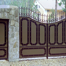 Въездные ворота с ковкой и рисунком