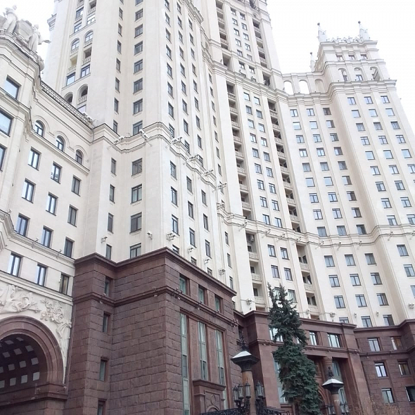 Дверь в исторической высотке в Москве