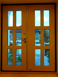 Двустворчатая дверь со стеклам (вид изнутри)