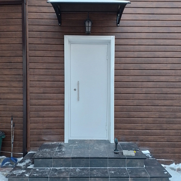 Дверь в дом в стиле минимализм